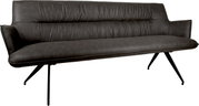 Dunkelgraues, gepolstertes Sofa mit Armlehnen und schwarzen Metallbeinen, schräg von vorne in leichter Seitenansicht fotografiert.