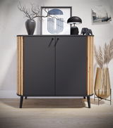 Moderne Kommode mit dunkler Front und Holzseiten, dekoriert mit Vasen und Kunstobjekten, aus frontaler Perspektive.