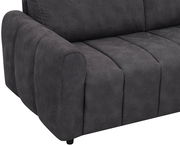 Nahaufnahme eines grauen Funktionssofas mit Armlehne, perspektivisch von der Seite fotografiert.