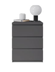 Graue Nachtkommode mit drei Schubladen, darauf eine weiße Tischlampe und Bücher, frontale Ansicht