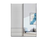 Moderner Schwebetürenschrank mit zwei Türen, eine davon mit Spiegel, in einer frontalen Ansicht. Der Schrank hat ein schlichtes, elegantes Design und passt gut in ein zeitgenössisches Schlafzimmer.