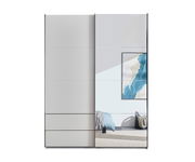 Moderner Schwebetürenschrank mit zwei Türen, eine davon mit Spiegel, in einer frontalen Ansicht. Der Schrank hat ein schlichtes, elegantes Design und passt gut in ein zeitgenössisches Schlafzimmer.