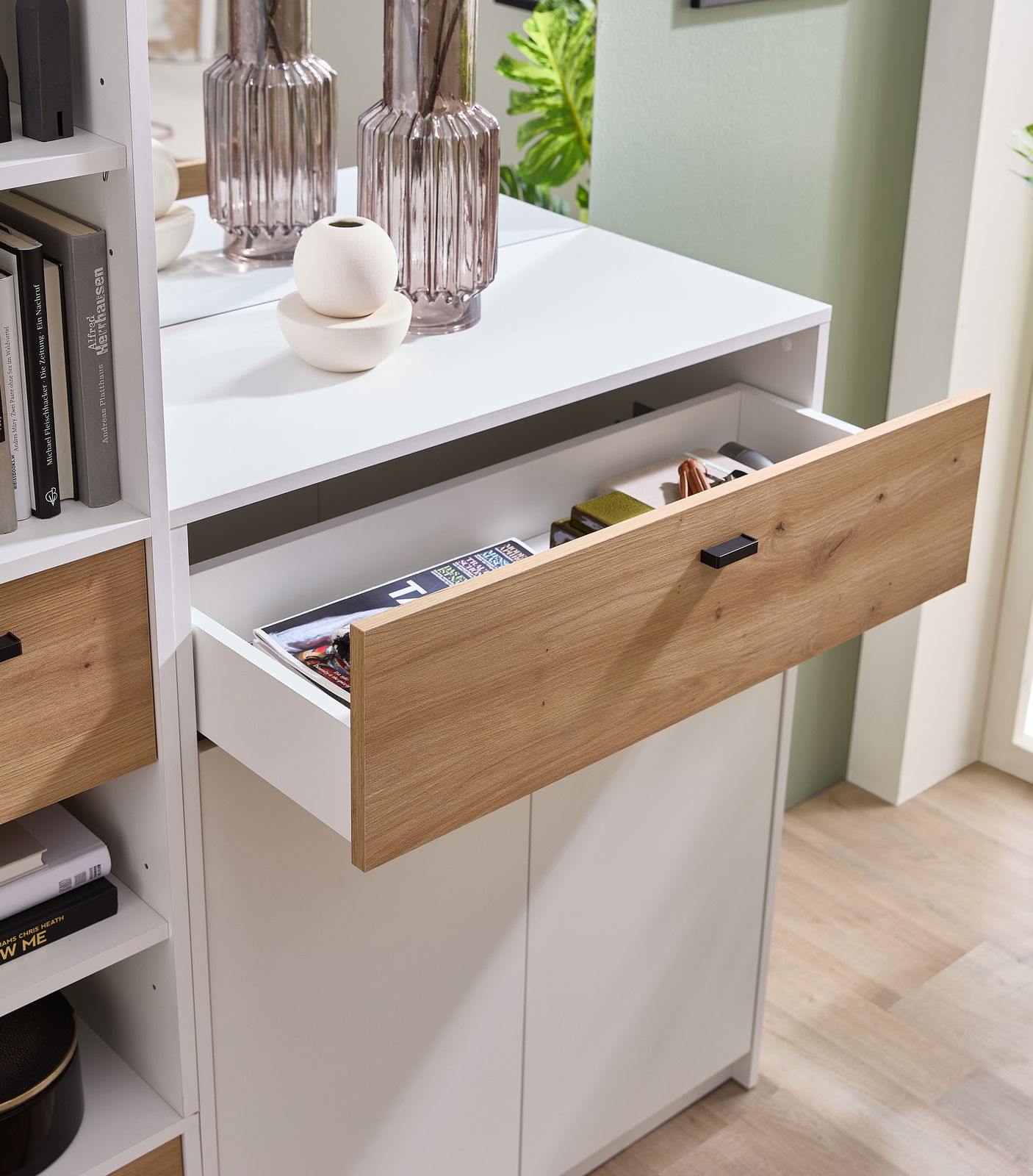 Kompaktgarderobe mit geöffneter Schublade, Holz- und Weißtönen, seitliche Perspektive