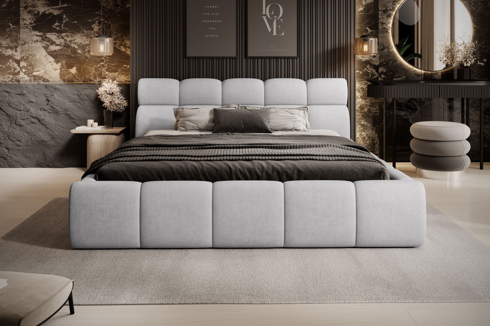 Modernes Polsterbett in einem stilvollen Schlafzimmer, frontal fotografiert, mit grauem Kopfteil und passendem Fußteil, umgeben von eleganter Dekoration.