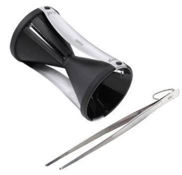 Spiralschneider und Küchenpinzette aus seitlicher Perspektive