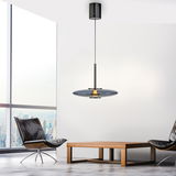 Moderne Pendelleuchte PURE E-Vitrum in einem stilvollen Wohnzimmer, seitliche Perspektive.