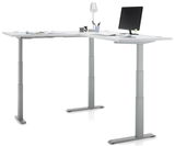 Moderner höhenverstellbarer Eckschreibtisch in L-Form mit Monitor, Lampe und Büromaterialien, seitliche Perspektive