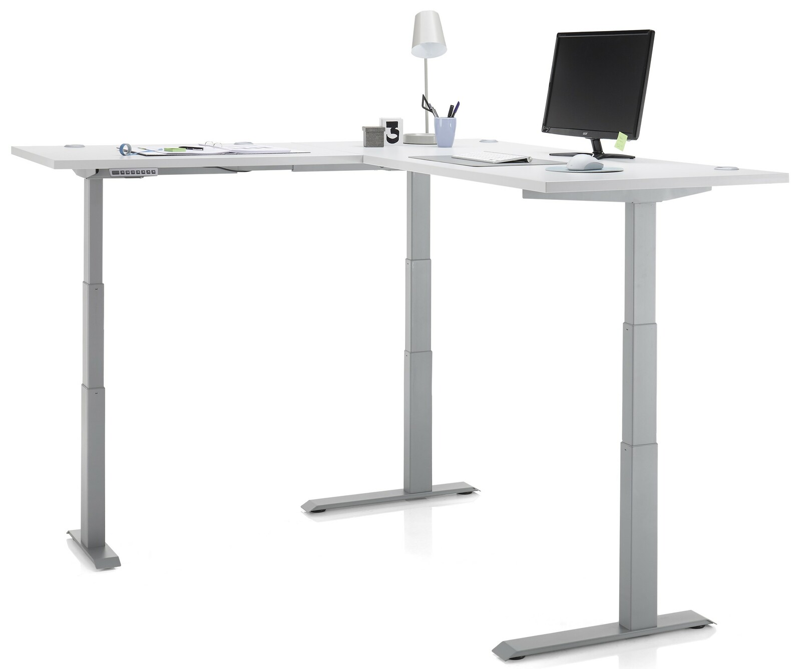 Moderner höhenverstellbarer Eckschreibtisch in L-Form mit Monitor, Lampe und Büromaterialien, seitliche Perspektive