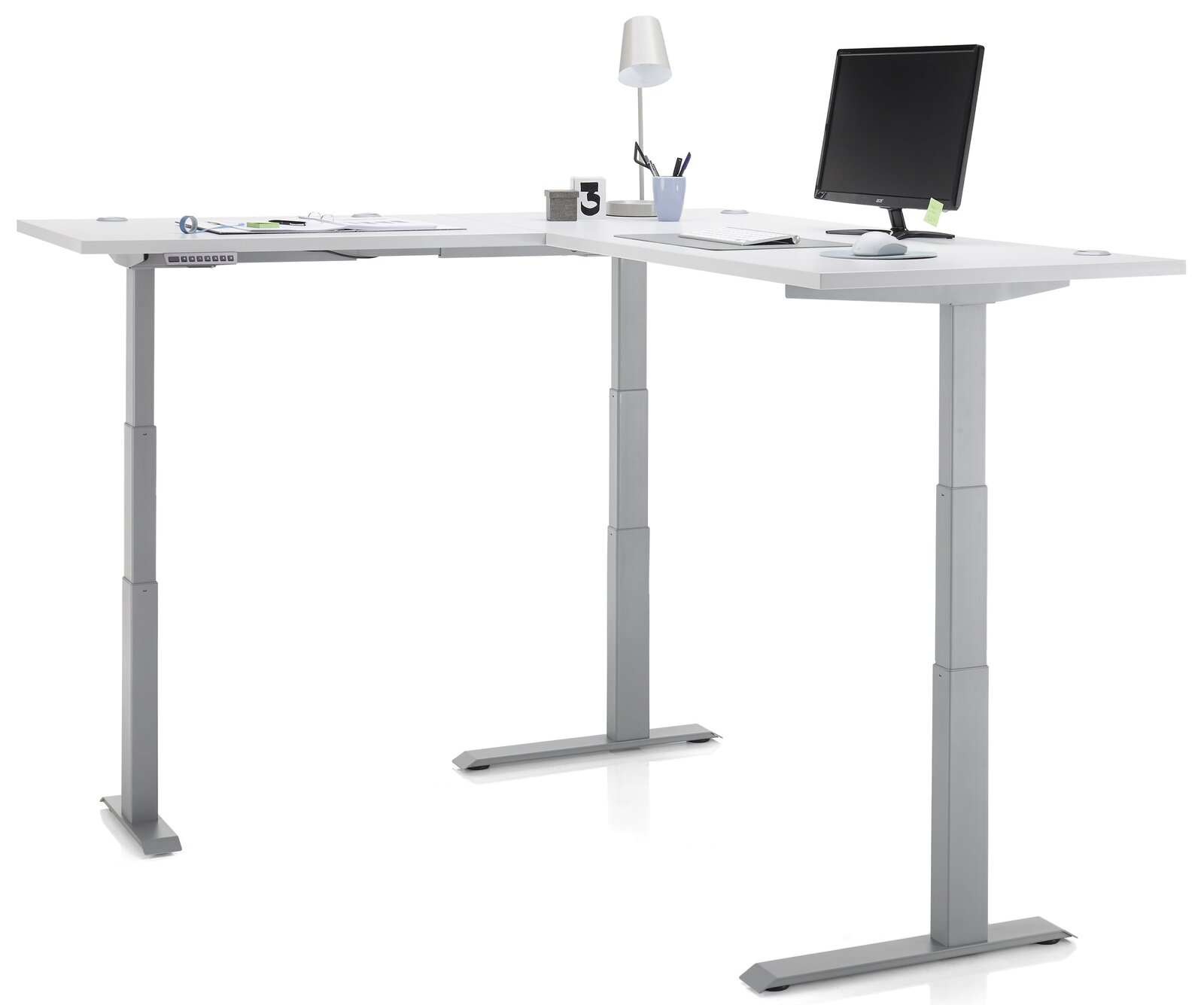 Moderner höhenverstellbarer Eckschreibtisch in L-Form mit Monitor, Lampe und Büromaterialien, seitliche Perspektive