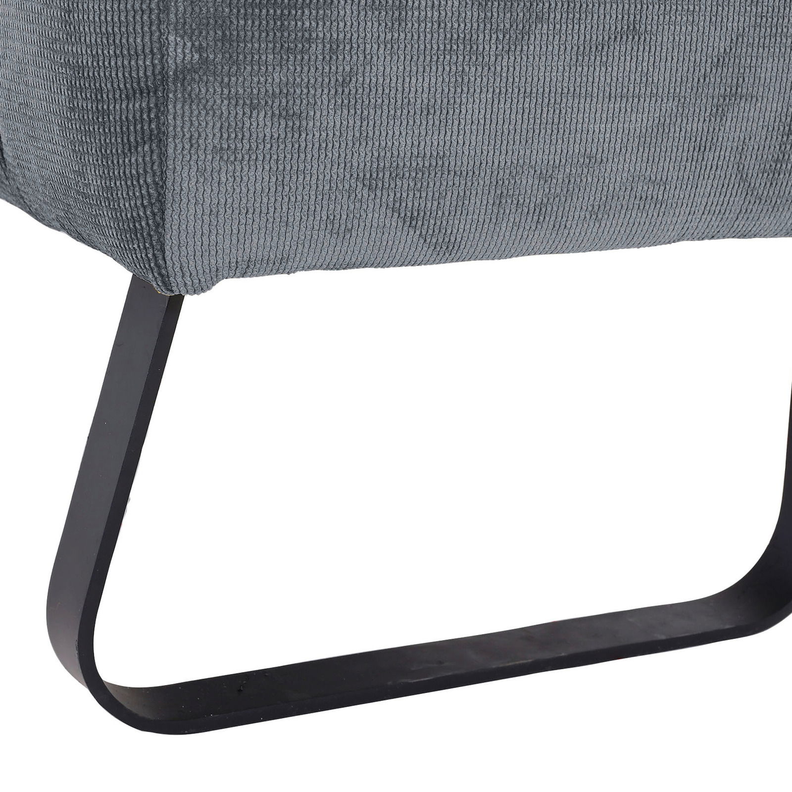 Nahaufnahme einer 2,5er-Sitzbank mit grauem Stoffbezug und schwarzem Metallgestell, seitliche Perspektive