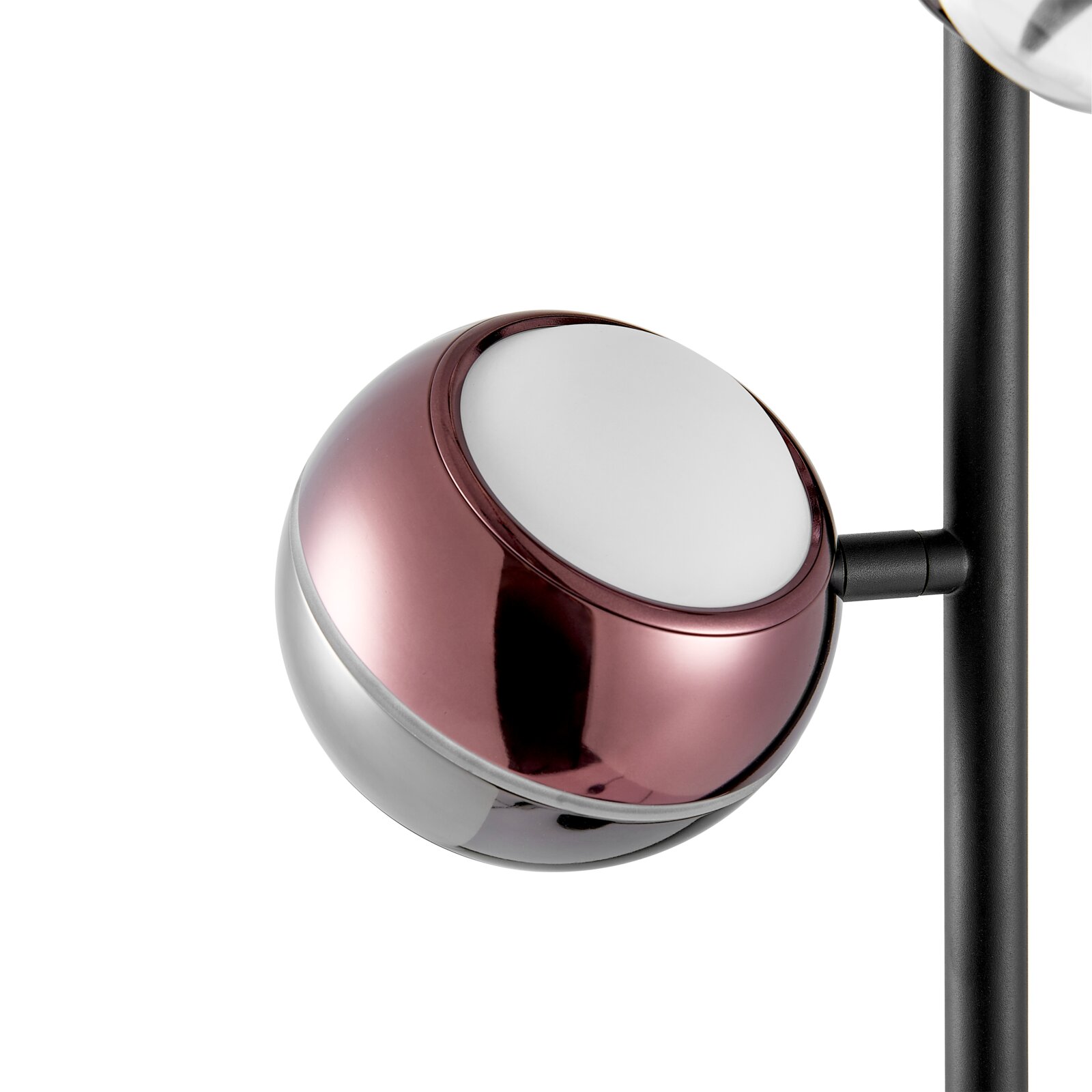 Kugelförmiger Lampenkopf in Metallic-Rosé und Silber an schwarzer Stange, seitliche Nahaufnahme aus leicht schräger Perspektive