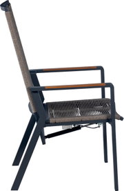 Verstellbarer Outdoor-Sessel mit dunkelgrauem Metallgestell, Armlehnen mit Holzauflagen und grauer Seilbespannung an Sitz und Rückenlehne, seitliche Ansicht in leicht schräger Perspektive