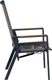 Verstellbarer Outdoor-Sessel mit dunkelgrauem Metallgestell, Armlehnen mit Holzauflagen und grauer Seilbespannung an Sitz und Rückenlehne, seitliche Ansicht in leicht schräger Perspektive