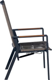 Verstellbarer Outdoor-Sessel mit dunkelgrauem Metallgestell, Armlehnen mit Holzauflagen und grauer Seilbespannung an Sitz und Rückenlehne, seitliche Ansicht in leicht schräger Perspektive