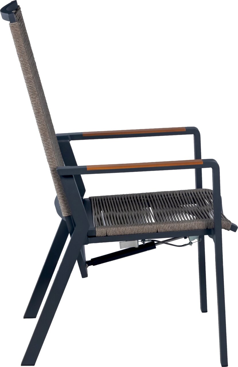Verstellbarer Outdoor-Sessel mit dunkelgrauem Metallgestell, Armlehnen mit Holzauflagen und grauer Seilbespannung an Sitz und Rückenlehne, seitliche Ansicht in leicht schräger Perspektive