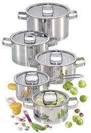 Fünfteiliges Topfset San Remo aus Edelstahl, bestehend aus verschiedenen Größen, mit Glasdeckeln und seitlichen Griffen, umgeben von frischem Gemüse. Ansicht von schräg oben.