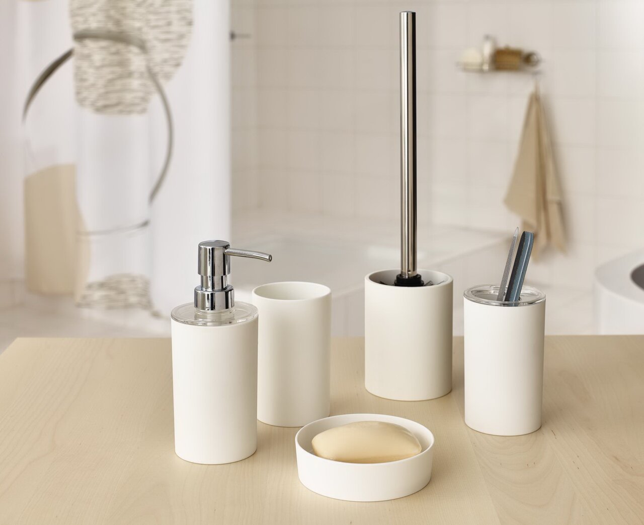 Weißes Badezimmer-Accessoire-Set aus Keramik auf Holzablage, mit Seifenspender, Becher, Toilettenbürste, Zahnbürstenhalter und Seifenschale, frontal aus leicht erhöhter Perspektive fotografiert