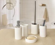 Weißes Badezimmer-Accessoire-Set aus Keramik auf Holzablage, mit Seifenspender, Becher, Toilettenbürste, Zahnbürstenhalter und Seifenschale, frontal aus leicht erhöhter Perspektive fotografiert
