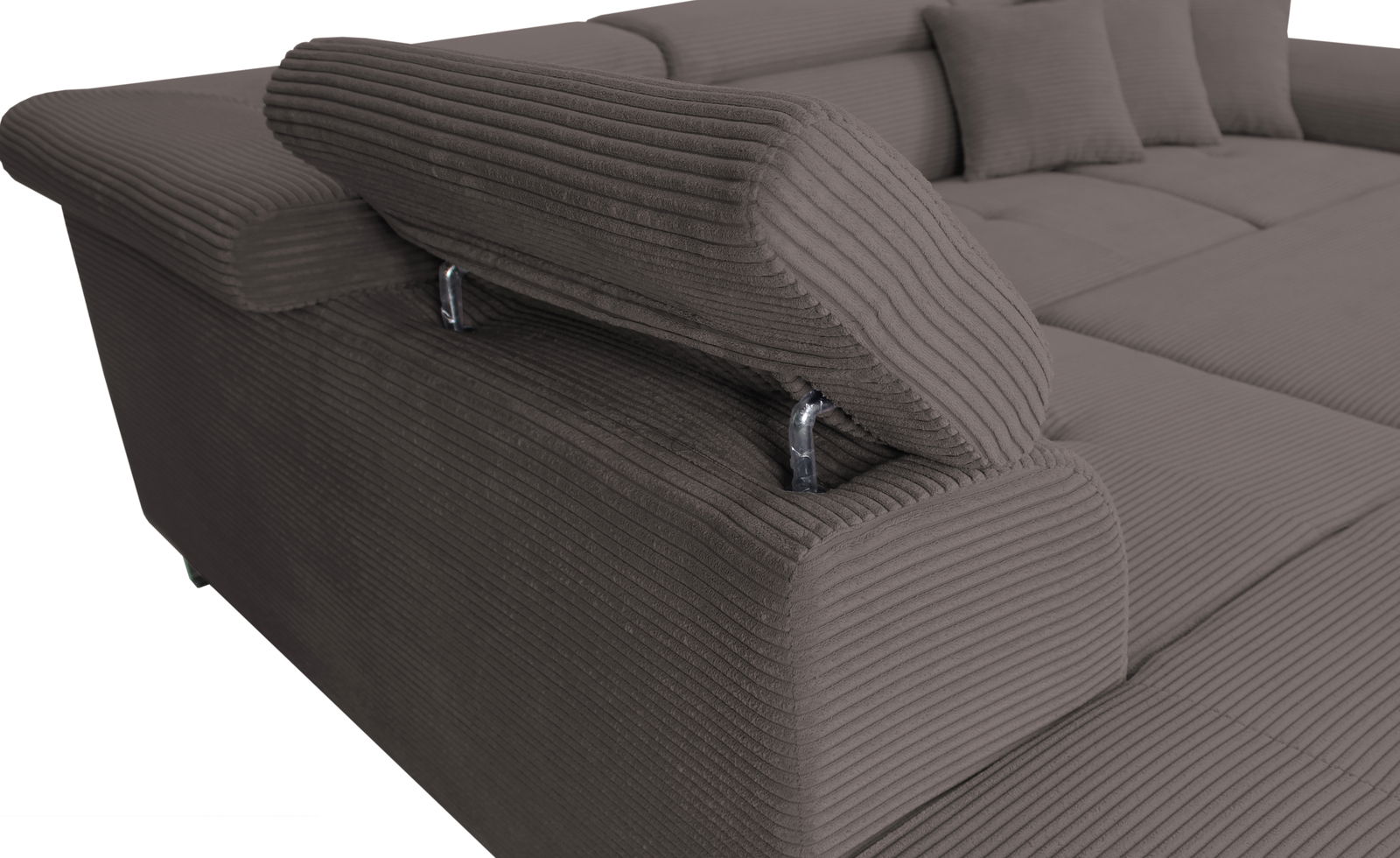 Nahaufnahme einer braunen Rundecke mit verstellbarer Kopfstütze und geripptem Stoffbezug, seitliche Perspektive.