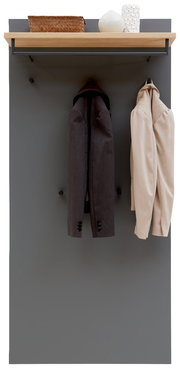 Frontale Ansicht eines Garderoben-Sets mit grauer Rückwand, Holzboden, zwei aufgehängten Jacken und dekorativen Körben oben.