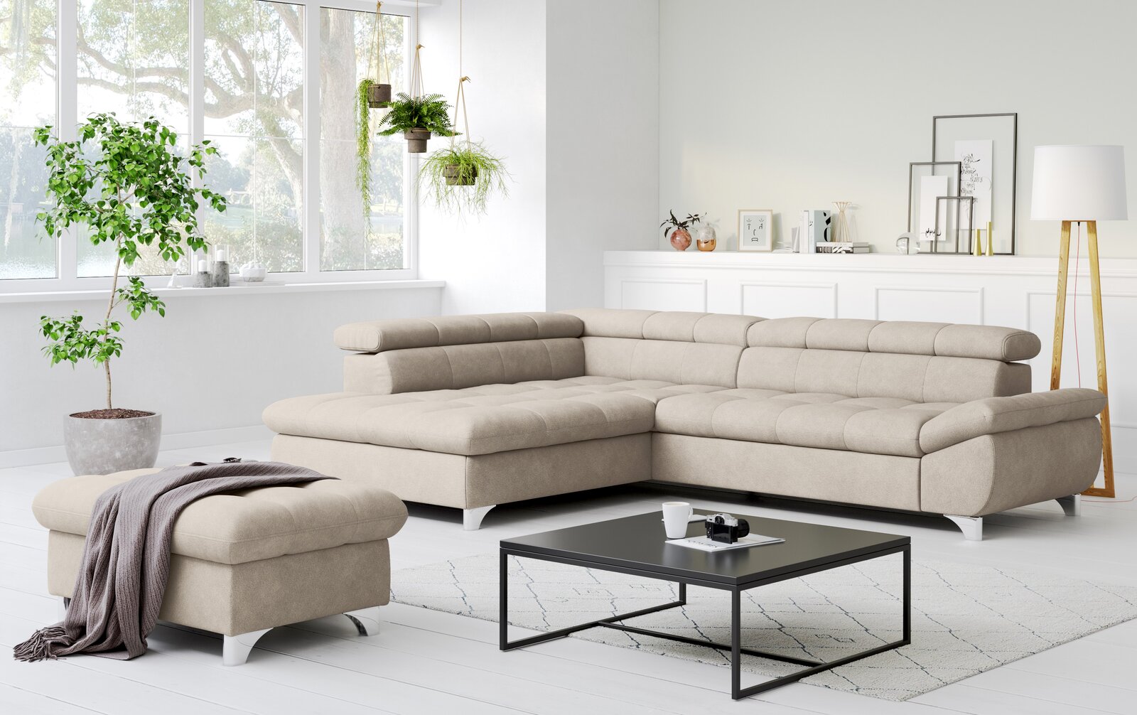 Modernes beiges L-förmiges Ecksofa mit gepolsterter Rückenlehne und passendem Hocker in hellem Wohnzimmer, Perspektive: frontale 3/4-Ansicht von leicht links.