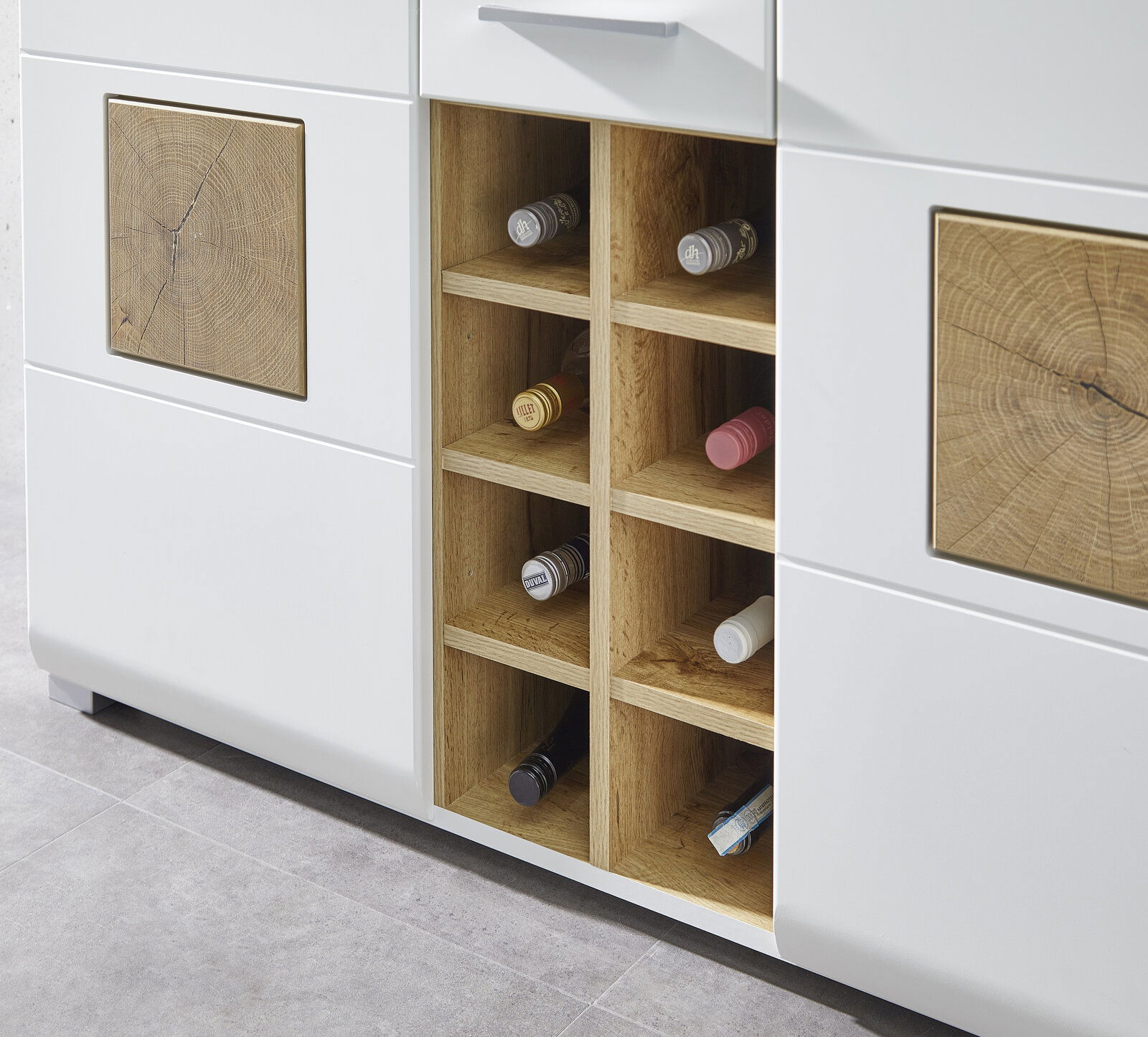 Moderner Barschrank mit weißem Finish und Holzelementen, zeigt eine frontale Perspektive mit offenen Fächern für Flaschenaufbewahrung.