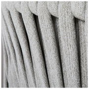 Nahaufnahme der geflochtenen Textur einer Loungegarnitur aus hellgrauem Material, seitliche Perspektive.