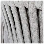 Nahaufnahme der geflochtenen Textur einer Loungegarnitur aus hellgrauem Material, seitliche Perspektive.