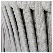 Nahaufnahme der geflochtenen Textur einer Loungegarnitur aus hellgrauem Material, seitliche Perspektive.