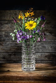 Kristallvase mit Blumenstrauß, seitliche Perspektive