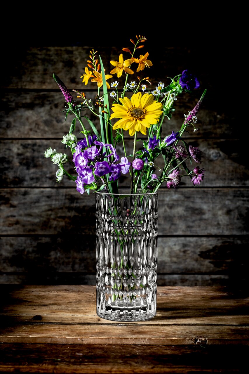 Kristallvase mit Blumenstrauß, seitliche Perspektive
