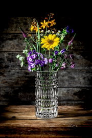 Kristallvase mit Blumenstrauß, seitliche Perspektive