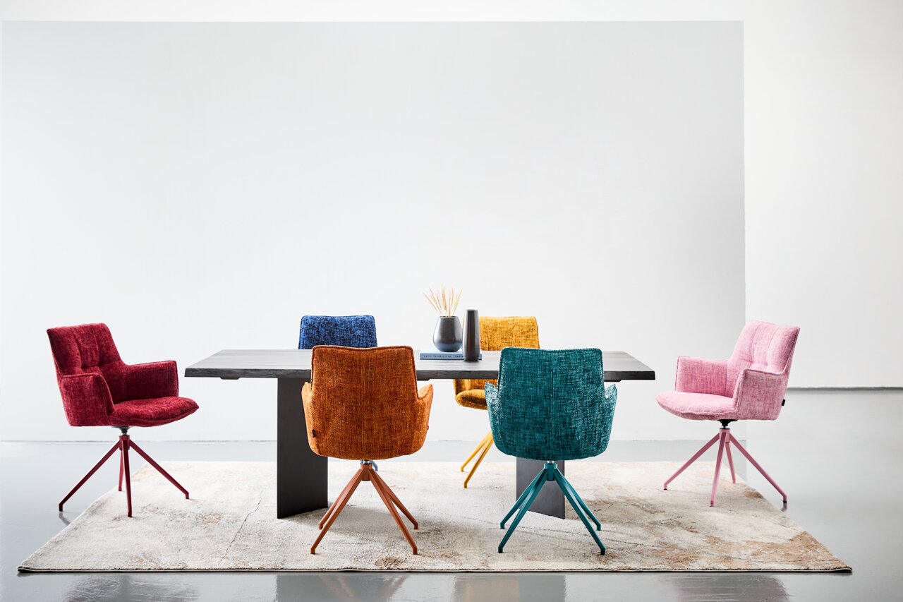 Moderner Esstisch 220x100 cm mit sechs bunten Stühlen, frontal betrachtet.