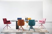 Moderner Esstisch 220x100 cm mit sechs bunten Stühlen, frontal betrachtet.