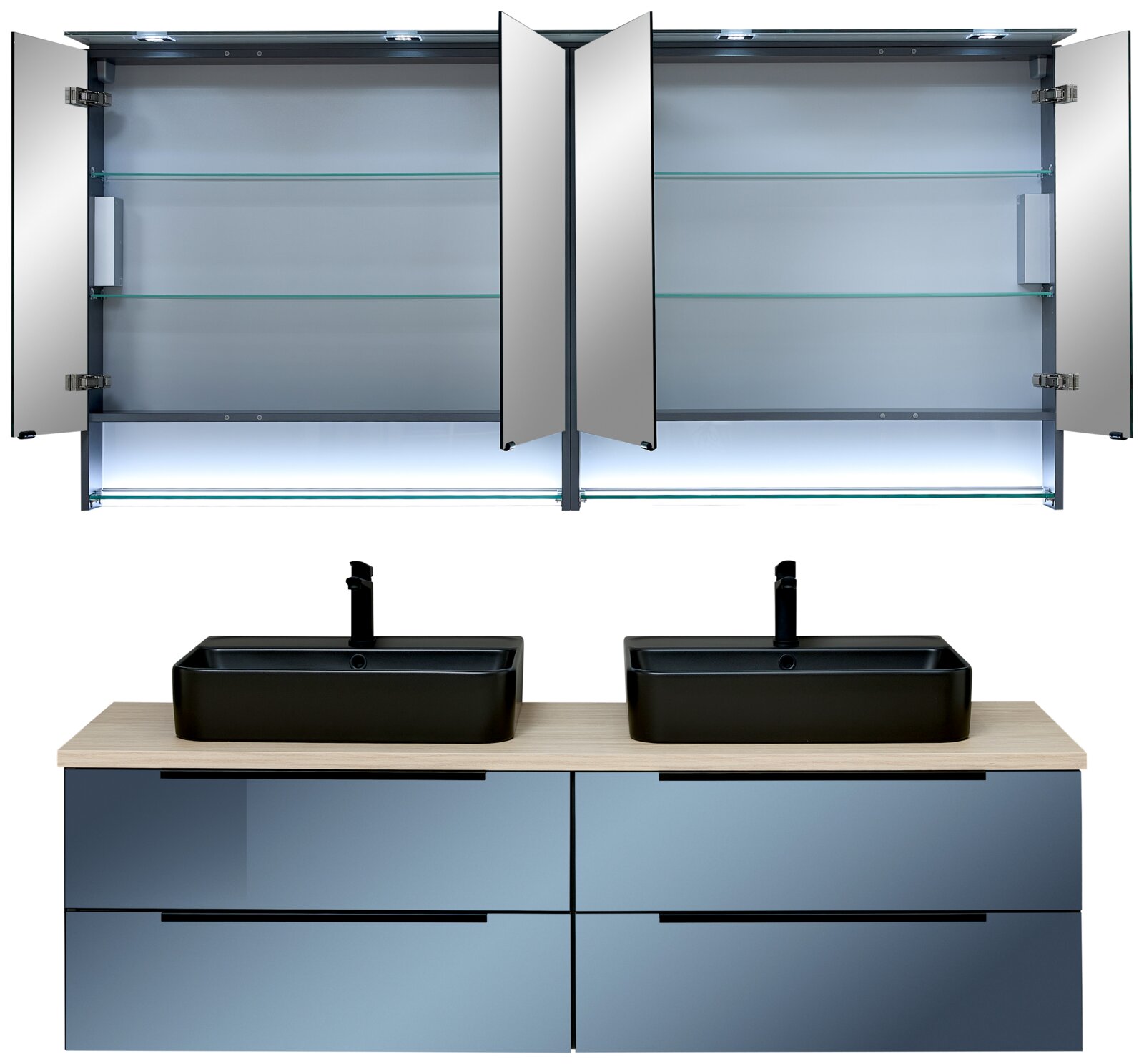 Badezimmer-Doppelwaschtisch mit blauem Unterschrank und Holzplatte, zwei schwarzen Aufsatzwaschbecken und Spiegelschrank mit offenen Türen und Glasablagen, Frontansicht