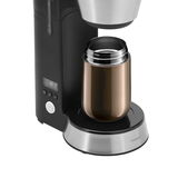 Impulse Travel Mug 0,3l Cromar in einer Kaffeemaschine, seitliche Perspektive