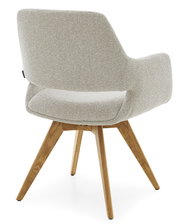 Rückansicht eines modernen Armlehnstuhls mit hellgrauem Stoffbezug und Holzbeinen.