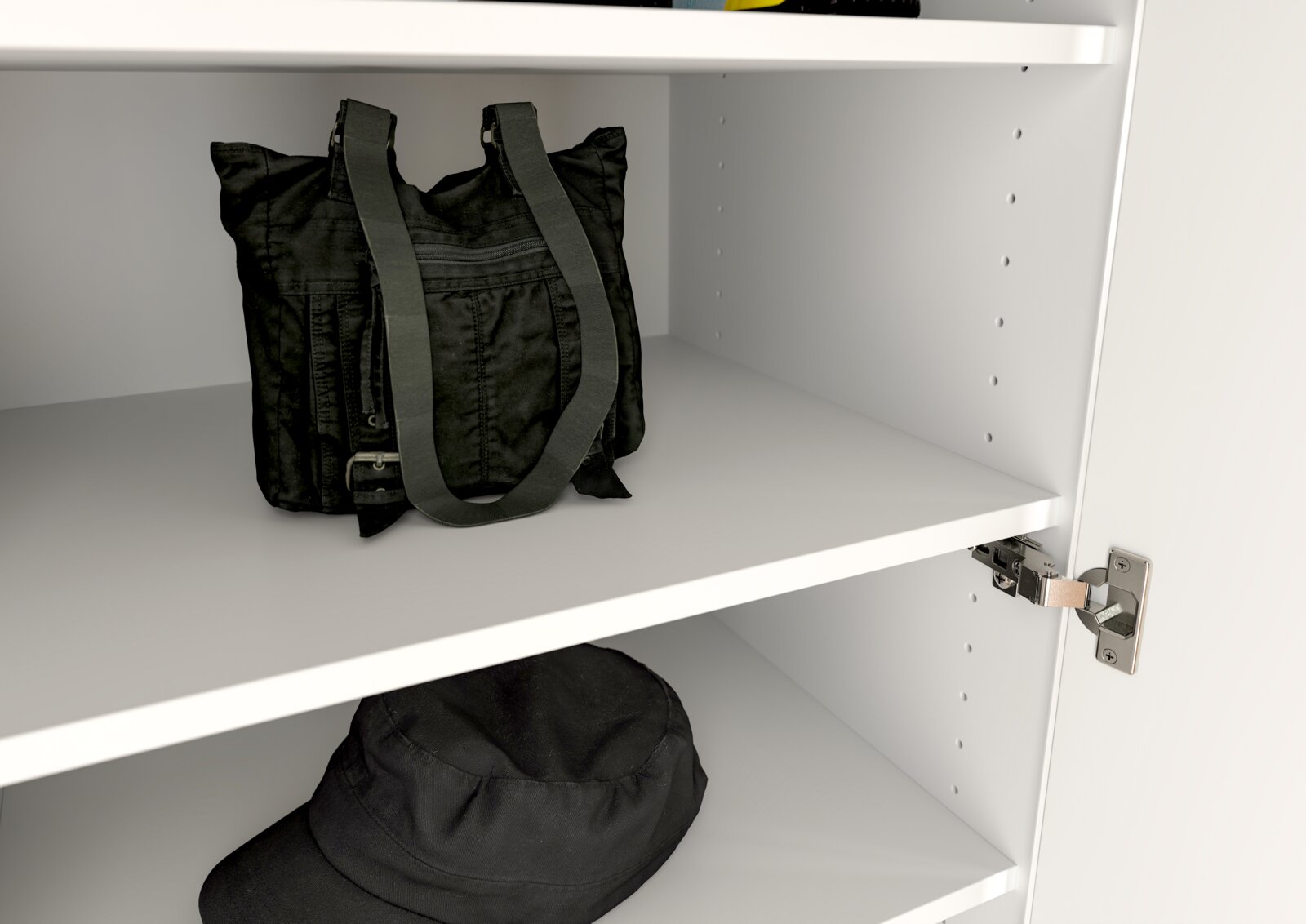 Innenansicht eines weißen Garderobenschranks mit zwei Regalböden, auf denen eine schwarze Tasche und ein schwarzer Hut liegen. Perspektive von schräg vorne.