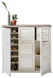 Schuhschrank mit geöffneter Tür, zeigt mehrere Regalböden mit Schuhen, dekoriert mit Pflanzen und Accessoires auf der Oberseite, Frontalansicht.