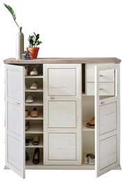 Schoenenkast met geopende deur, met daarin verschillende planken vol schoenen, versierd met planten en accessoires op de bovenkant, vooraanzicht.