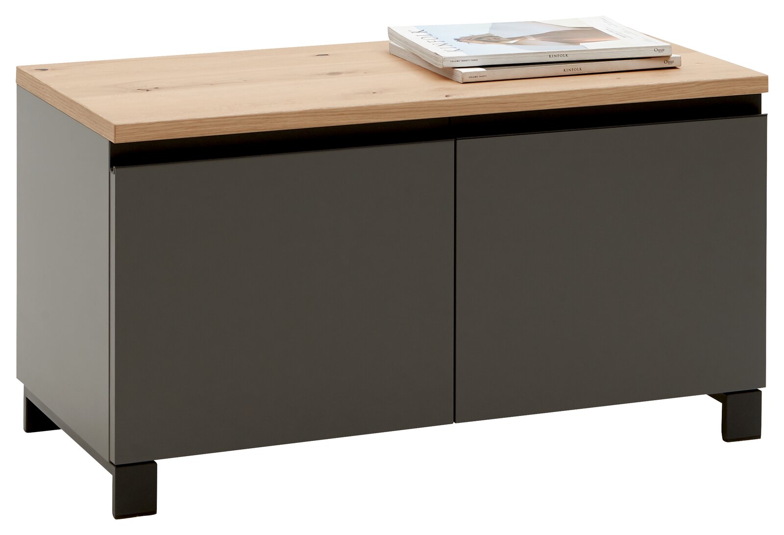 Dieter Knoll Garderobenbank SORRENT Garderobenbank der Serie SORRENT von Dieter Knoll in einer schrägen Perspektive. Die Bank hat eine dunkle Front mit zwei Türen und eine helle Holzoberfläche, auf der Zeitschriften liegen.