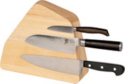 Holz-Messerblock mit drei Küchenmessern (Santoku, Kochmesser und kleines Messer) in Frontansicht, leicht schräg von oben fotografiert