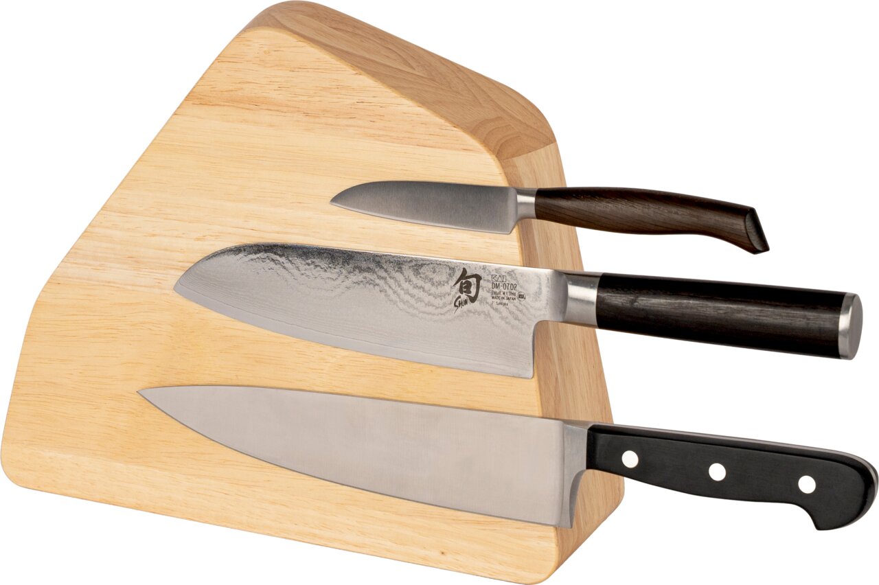 Continenta Magnetisch messenblok Houten messenblok met drie keukenmessen (santoku, koksmes en klein mes) in vooraanzicht, licht schuin van bovenaf gefotografeerd