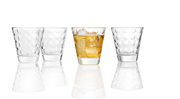 Vier Trinkgläser Optic 215ml, eines gefüllt mit einem Getränk und Eiswürfeln, aus frontaler Perspektive.