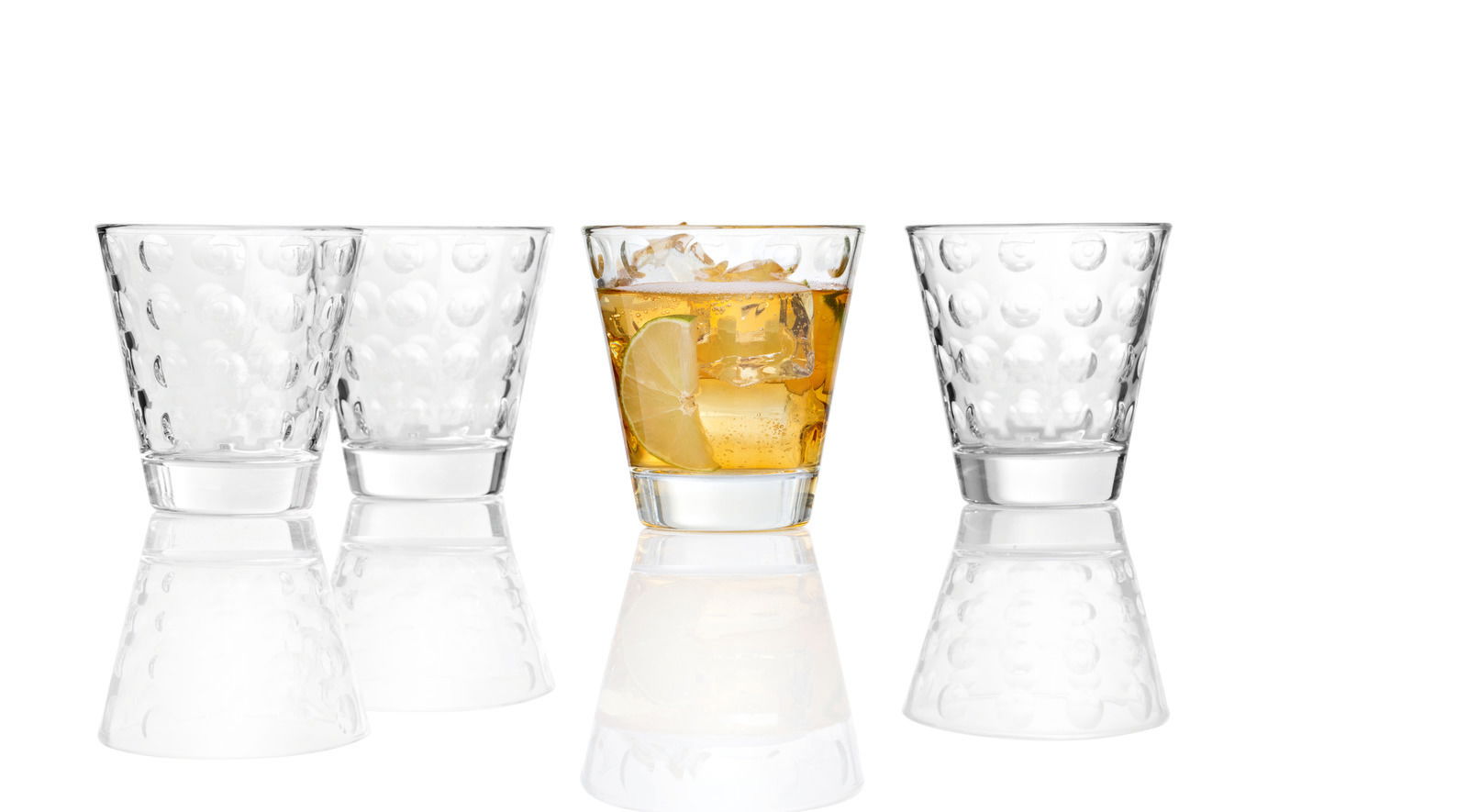 Vier Trinkgläser Optic 215ml, eines gefüllt mit einem Getränk und Eiswürfeln, aus frontaler Perspektive.