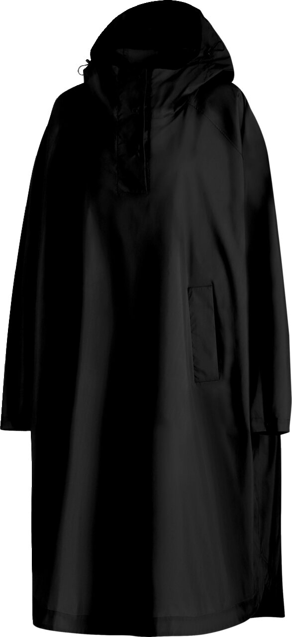 Schwarzer, langer Regenponcho mit Kapuze, hohem Kragen und Druckknopf-/Reißverschlussleiste sowie zwei aufgesetzten Fronttaschen, Produktansicht von vorne.