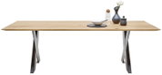 Moderner Esstisch aus Holz mit Metallbeinen, dekoriert mit Geschirr und Vasen, seitliche Perspektive.
