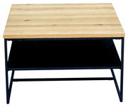 Moderner Couchtisch mit Holzplatte und schwarzem Metallgestell, Frontalansicht