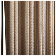 Nahaufnahme von geflochtenen Seilen in vertikaler Anordnung, seitliche Perspektive