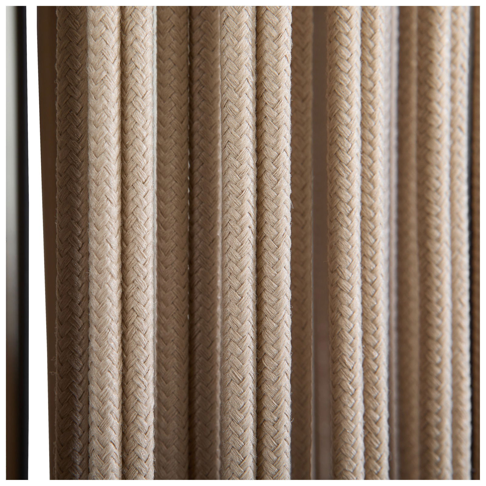Nahaufnahme von geflochtenen Seilen in vertikaler Anordnung, seitliche Perspektive